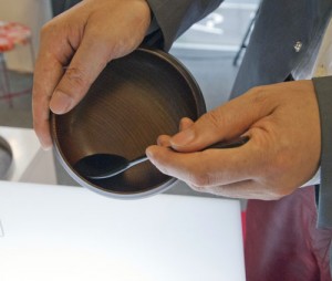 チャーハンでも最後の一粒まで美しく食べたいという「カッコいい食べ方」と、手の力が弱い人でもしっかり食べられるというユニバーサルデザインを両立させた木の器。