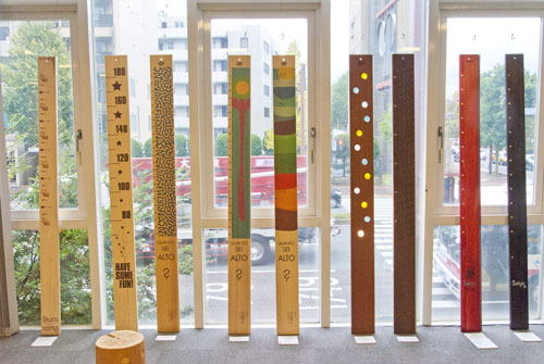 ポジトロン、Alfred Hawkins（LA）、Keith Tamashiro（LA）など国内外のデザイナーや職人とのコラボモデルが並ぶ。