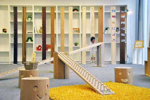 子どもに大人気のビー玉転がし（手前）は、「me-mori」の裏面に溝を刻んだもの（オプション）。