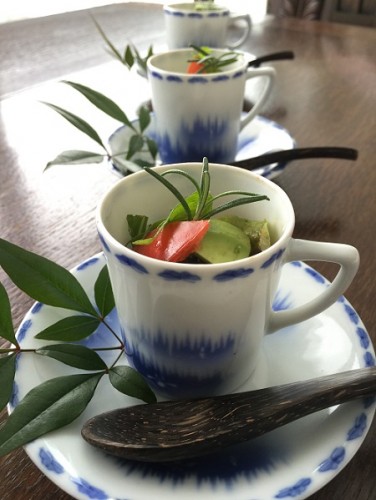 [器：深川デミタスカップ＆ソーサ] <br/> サイズ…カップ：直径 5.㎝、高さ 5.7㎝、ソーサー直径 約11.0㎝<br />状態：良好 販売個数…4個（バラ売り可）<br/> 価格：1客…2000円（税別）<br/> 時代：昭和時代<br/> [皆敷：南天]　<br/>南天は生薬として、食品の腐敗を防ぐために用いられます。 縁起もの・厄除け・庭木として植えられる比較的馴染みの深い品種です。