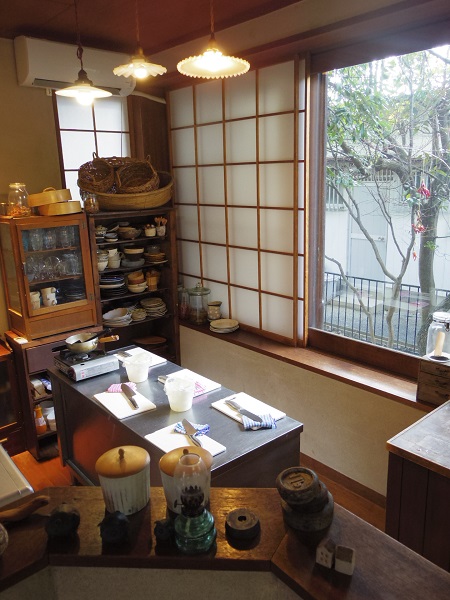 高い天井、大きな窓からの光も心地よい