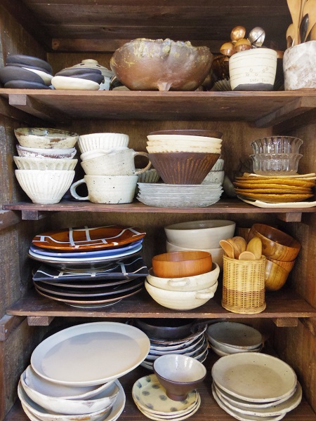 棚にはカフェテコで活躍していた器たちが