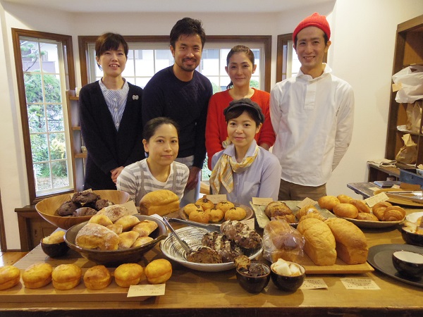この日のメンバー。（右後方から半時計回りに）パンストックの平山哲生さん、葉子さん、フランジパニの地蔵俊一郎さん、朋子さん（前方左から）コトコトキッチンの米澤佳江さん、パンストック・スタッフの西銘智子さん
