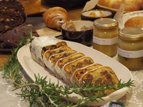 『シュトレン』は益子焼の遠藤薫さんの器に、ローズマリーをあしらって