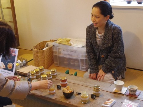 素材感たっぷりのジャムをパンにつけて、試食しながら選ぶ楽しさ。米澤さんが話してくれるジャムや生姜の話も嬉しい