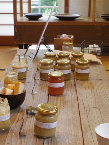 畳の間にディスプレイ。自家農園の生姜をたっぷり使ったkotokoto kitchenのジャム。。『りんごと生姜』『ラムレーズンと生姜』など