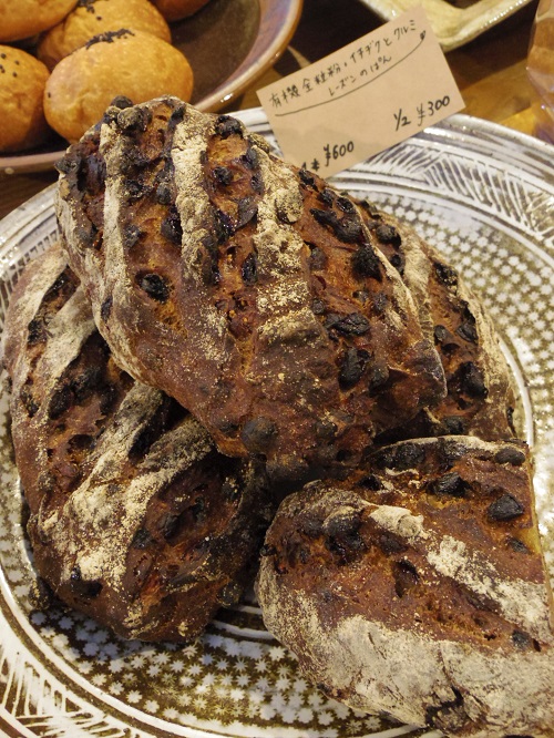 『イチヂクとクルミ レーズンのパン』は川口武亮さんの三島大鉢に。「雪のような粉引きが印象的で、クリスマスに合いますよね」と地蔵さん