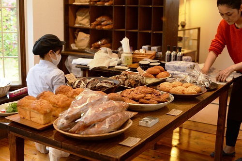 パンの販売はパンストックの平山さん夫妻＆スタッフで担当