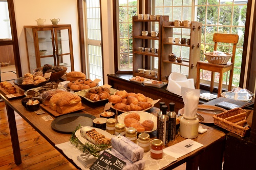 フランジパニのほっこりとした空間に、うつわと共に並ぶ、パンストックのパンたち
