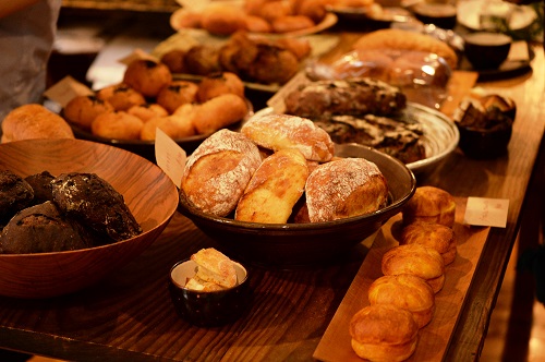 パンの追加補充も予定より多く。東から西へ、焼き上がったものが運ばれた
