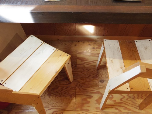 カウンターに並ぶのは、クラフト作家・山本育也さんの椅子