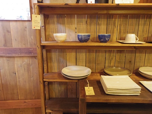 クローズに向け、店の什器・小物もSALE中。あまりに格安だが「でも使用していたものだからね」とNabeさん。とはいえ、状態はすこぶる良い