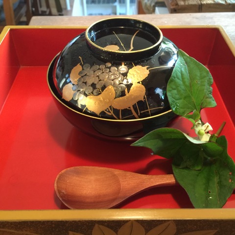 [器：輪島黒塗 巻絵紫陽花文 お椀] ●椀…直径 約13.0㎝、高さ 約6.0㎝、底 約6.5㎝ ●蓋…直径 約12.5㎝、高さ 約4.0㎝、つまみ部分 約6.0㎝ 時代：明治時代／状態：良好／価格：2600円（税別） 備考：残り4客のみ　※送料別途  