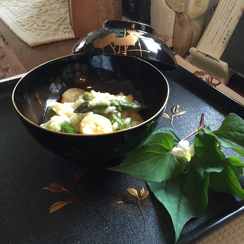 [皆敷：どくだみ]どくだみの葉はハート形で、たまに紫色に色付いたりもします。葉には独特の臭気があります。