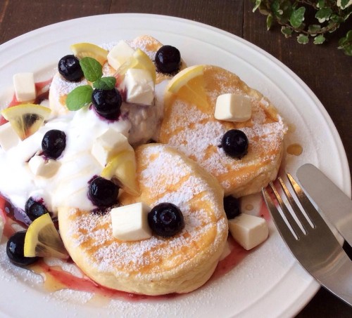 ランチやカフェ利用も人気のルクー。季節のパンケーキは、ただいま初夏バージョンの『クリームチーズ＆ブルーベリー』を提供中！