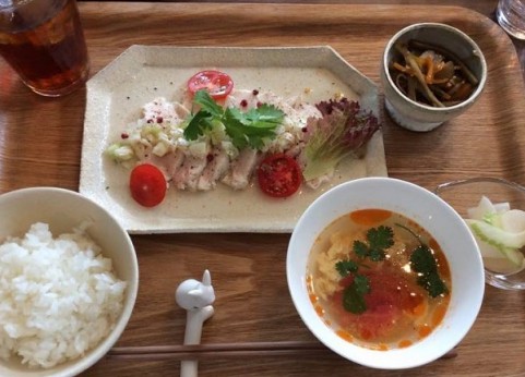 写真は参考。5月（立夏～小満） の一汁三菜。  【献立】ゆで鶏のねぎ塩ソース／トマトと卵の鶏スープ／基本のきんぴらごぼう／セロリと大根の即席漬け