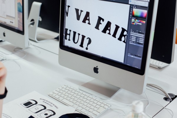 Adobe IllustratorやPhotoshopといったアプリケーションを使ってTシャツに刷るタイポグラフィをデザイン