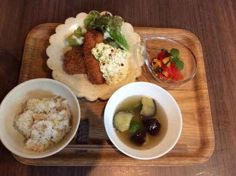 写真は参考。6月（芒種～夏至） の一汁三菜。 【献立】新生姜ごはん／アジフライと自家製タルタルソース ／トマトとパプリカのレッドサラダ／揚げ茄子とオクラのお味噌汁