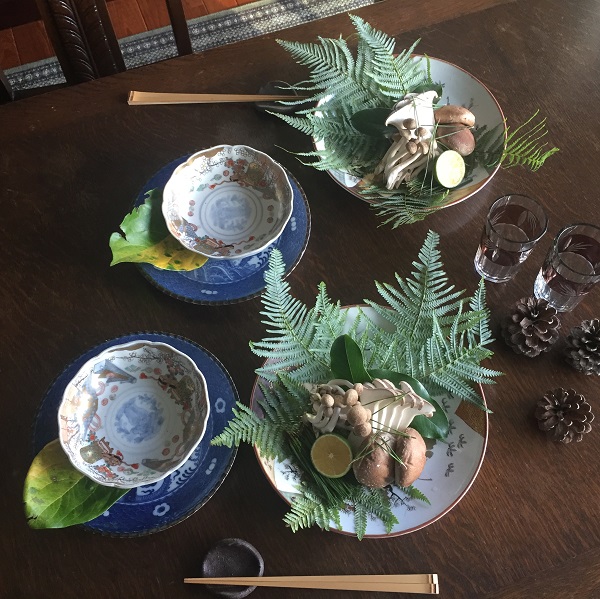 [器：九谷 菊蝶文様 八寸平皿]  サイズ：径 24.5㎝、高さ 3.5㎝／時代：明治／状態：良好 価格：1枚…4000円（税別)※19枚あり／備考：バラ売り対応可、送料別途 http://hototogisu.me/archives/2985/ [器：金彩色絵花車文様　なます皿] サイズ：直径 15.0cm、高さ 5.0㎝／状態　：良好　 価格：5枚組 …3万7000円(税別)／備考：バラ売り可、送料別途 http://hototogisu.me/archives/1883/ [器：印判 青海波 龍文様 紅縁 六寸平皿] サイズ：直径 22.0㎝、高さ 2.5㎝／時代：明治／状態：良好 価格：5枚…1万3000円(税別)／備考：バラ売り不可。一枚のみ少し色(呉須)が違って見えます。 http://hototogisu.me/archives/2676/ ［皆敷：裏白(うらじろ)、ユズリハ、松］ 裏白は枯れずに新しい芽が生えてくる姿から、常に栄えるようにと言う願いが込められていたり、また裏が白い事から共に白髪が生えるまでと縁起を担ぎおめでたい席で用いられます。ユズリハは新しい葉が出て古い葉が落ちていく様から家の繁栄等を願う縁起物とされています。松は、日本では古くから親しまれている常緑樹で冬でも緑を絶やさず常に青々としているその姿から不老長寿の象徴とされいます。