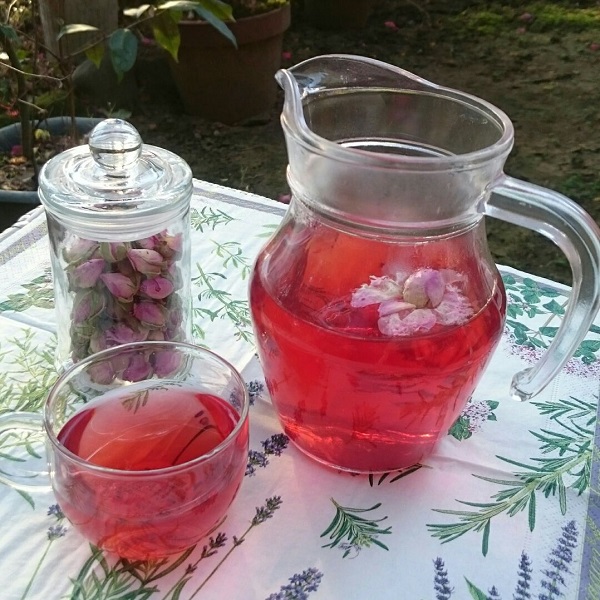 【ローズヒップティー】ローズヒップはビタミンCを豊富に含むため「ビタミンの爆弾」と呼ばれています。なんとレモンの20~40倍も含んでいるんですよ。風邪予防だけではなく美肌効果にも期待できますね。