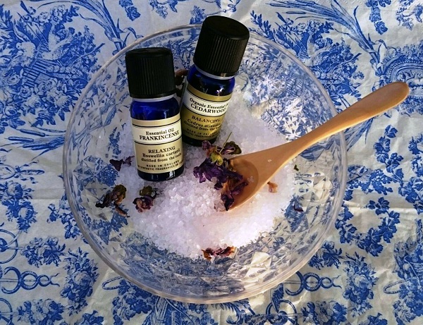 【天然塩で作ったバスソルト】 天然塩にはミネラル成分が豊富に含まれているので保湿効果も期待できます。発汗・浄化作用で老廃物をすっきり排出してすべすべのお肌になります。材料を混ぜ合わせるだけで作れますよ。